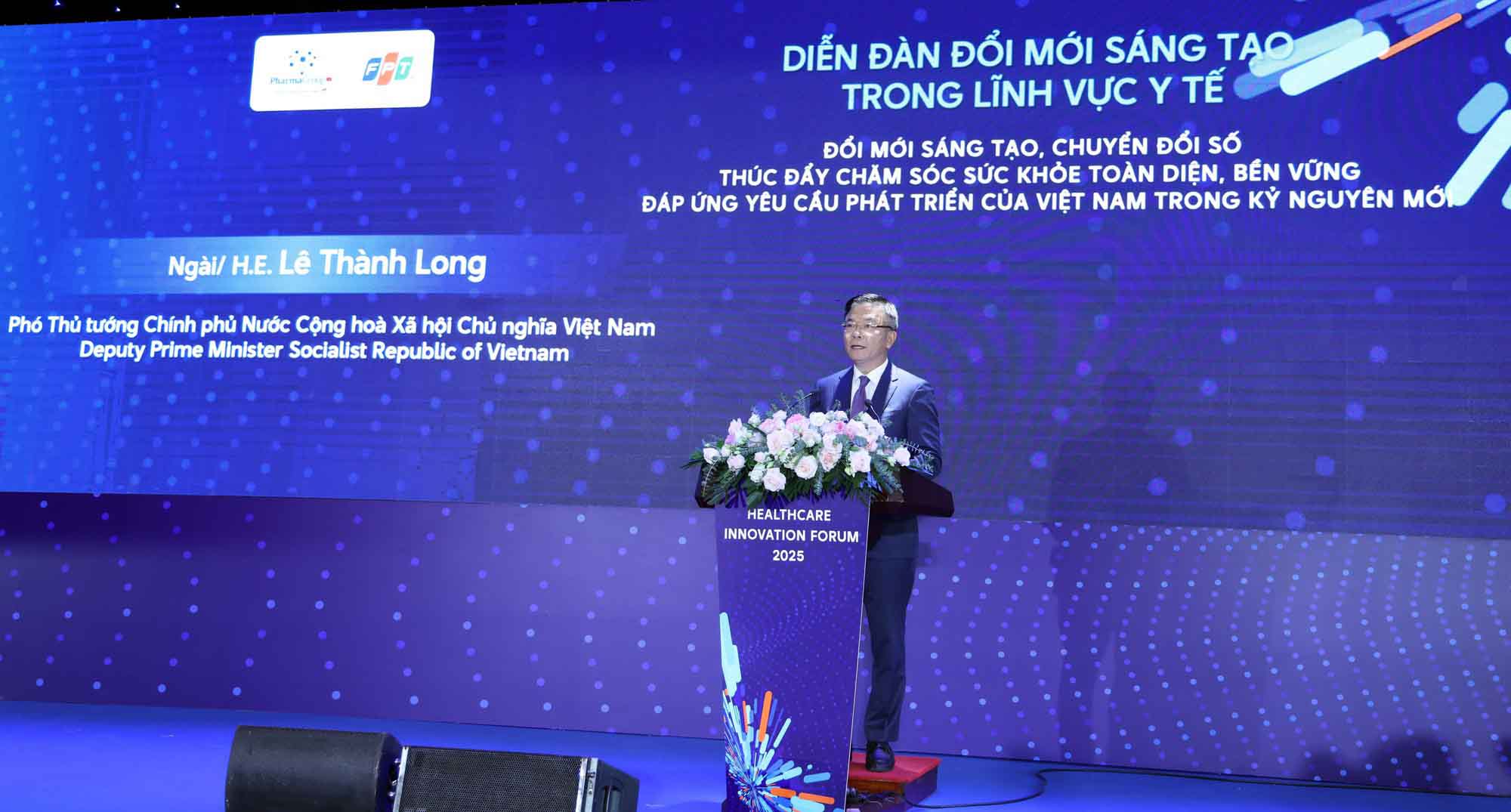 Pho Thu tuong Chinh phu Le Thanh Long mong muon cac chuyen gia, nha khoa hoc, doanh nghiep trong nuoc va nuoc ngoai tiep tuc dong hanh, phoi hop chat che, ho tro nganh y te Viet Nam phat trien toan dien va ben vung. Anh: VGP/Duc Tuan