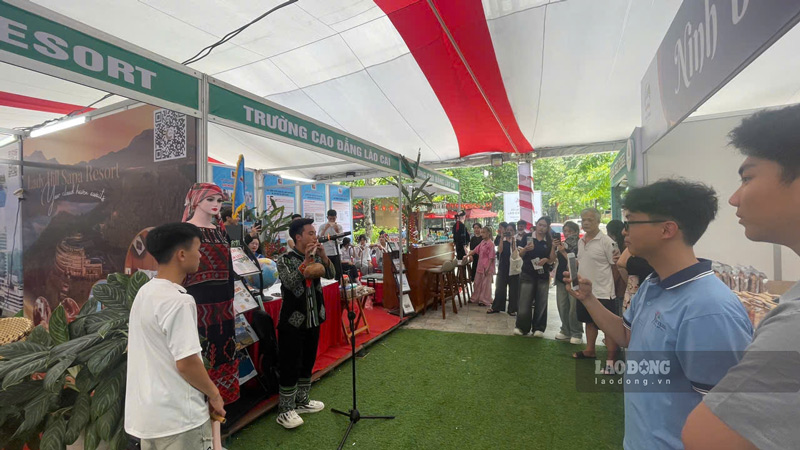Nguoi dan Lao Cai mua sam, xem bieu dien nghe thuat tai hoi cho. Anh: Dinh Dai