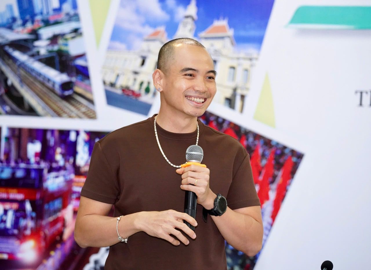 Nhiep anh gia Tuan Khoi. Anh: Van Ha. 