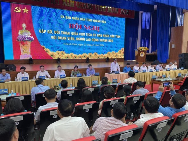 Khanh Hoa Provincial People's Committee has just implemented a number of contents related to the regime for people working under labor contracts in job positions such as security guards, drivers, matchmakers... Photo: Phuong Linh
