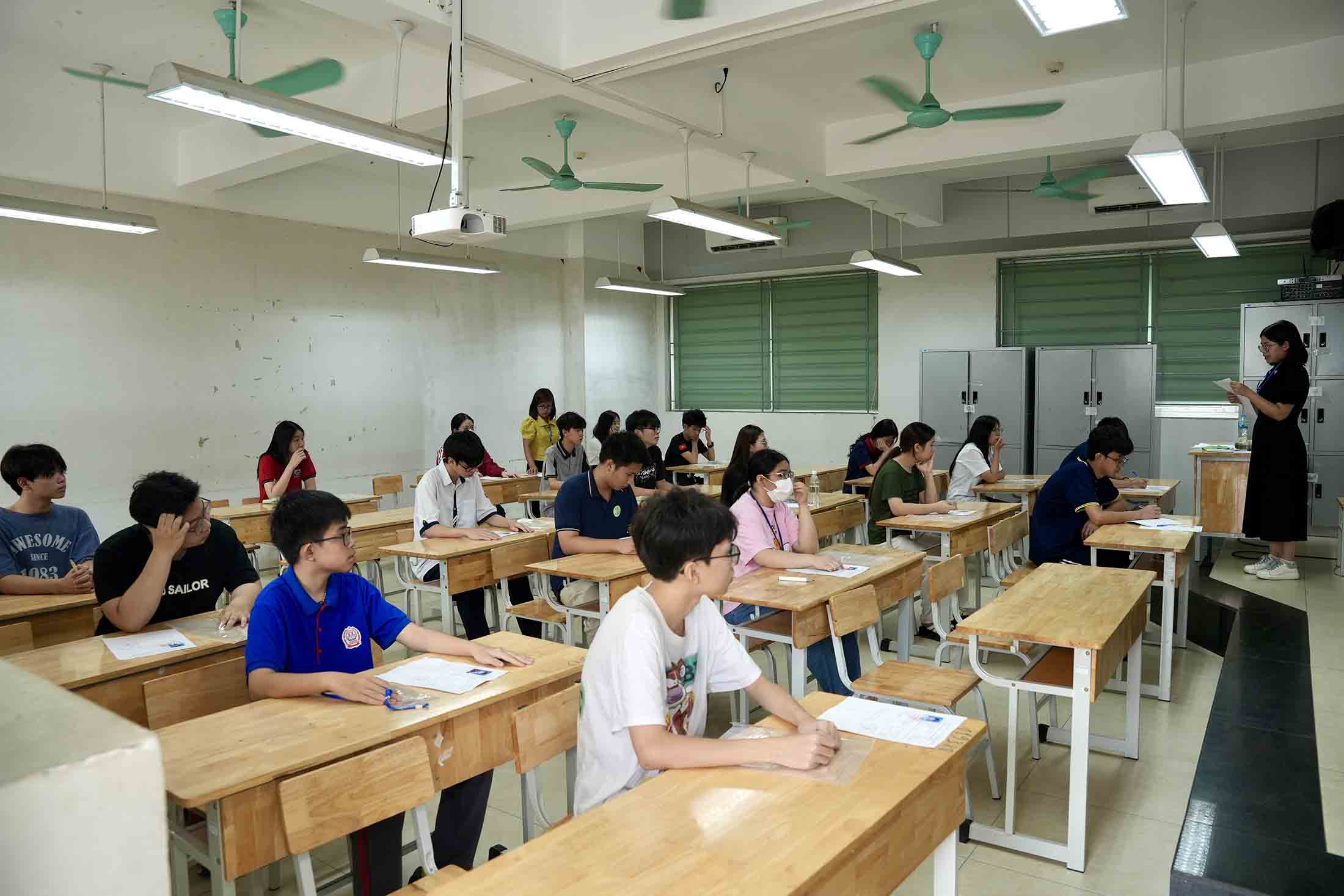Candidates complete the 10th grade exam procedures at the My Dinh High School exam site (Nam Tu Liem district, Hanoi), on the morning of June 6. Photo: Huu Chanh