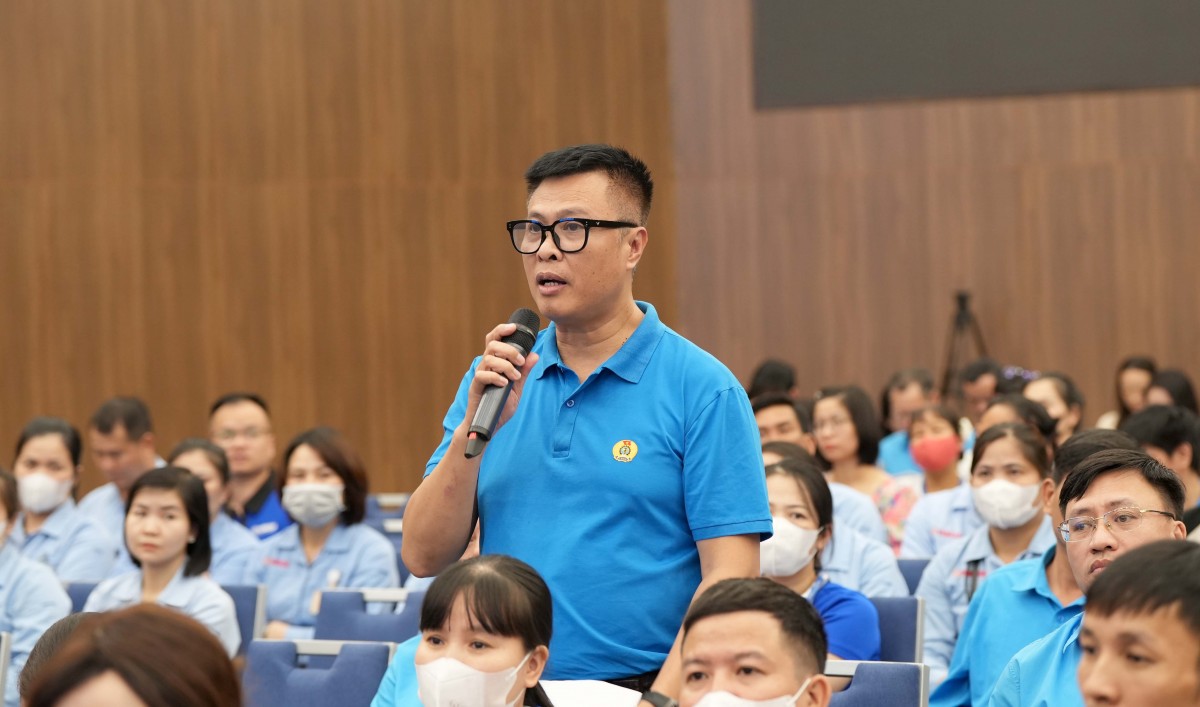 Anh Le Thanh Tung dat cau hoi trong buoi doi thoai. Anh: Manh Quan