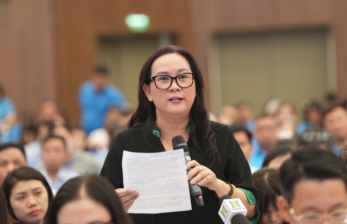 El subdirector del Departamento de Cultura y Deportes de Hanoi - Nguyen Thi Mai Huong respondio la pregunta del Sr. Tung. Foto: Manh Quan