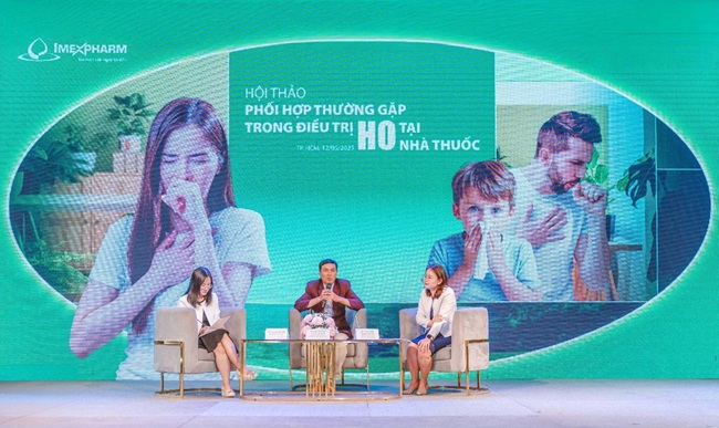PGS. TS. DS. Bui Thi Huong Quynh (trai), DS. CK1. Huynh Ngoc Duong (giua), va DS. Lam Thi Ngoc Dung, chia se tai hoi thao “Phoi hop thuong gap trong dieu tri ho tai nha thuoc”. Anh: Imexpharm