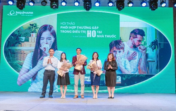 Lanh dao Imepxharm chup hinh luu niem voi cac chuyen gia y te tai hoi thao chuyen de “Phoi hop thuong gap trong dieu tri ho tai nha thuoc”. Anh: Imexpharm