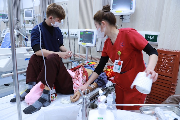 In many cases, patients who go for examination and treatment for cross-led diseases are still entitled to 100% of health insurance benefits. Photo: Thuy Linh