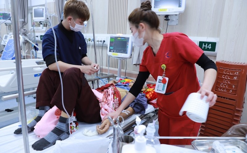 In many cases, patients who go for examination and treatment for cross-led diseases are still entitled to 100% of health insurance benefits. Photo: Thuy Linh