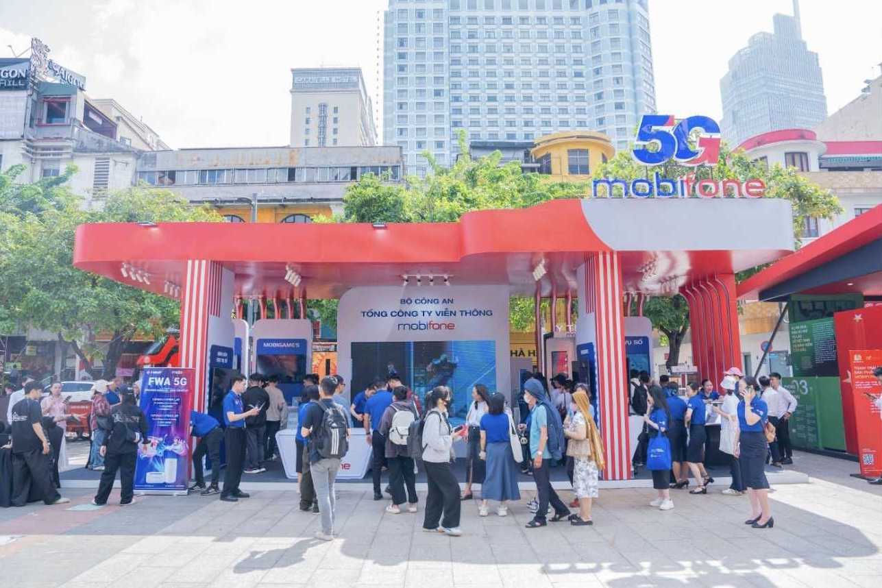 Tham du chuong trinh “Vinh quang Cong an nhan dan Viet Nam”, nhan mien phi nhieu dac quyen hap dan tu MobiFone. Anh: MobiFone