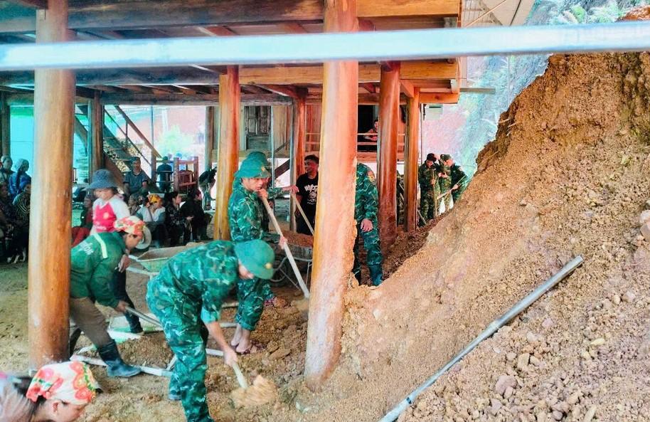 Can bo don Bien phong Na Loi (Tuong Duong) giup dan khac phuc sat lo dat do mua lu. Anh: Hai Thuong