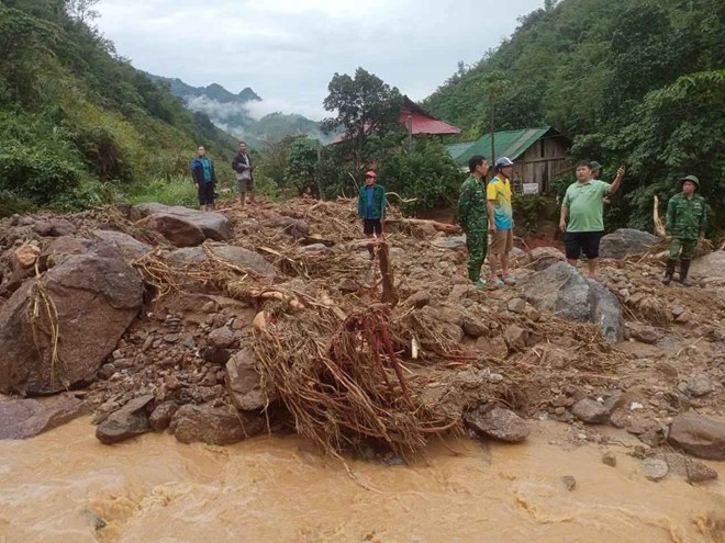 Mua lu gay sat lo nghiem trong khien giao thong o xa bien gioi Nhon Mai (Tuong Duong, Nghe An) bi gian doan. Anh: Ngoc Anh