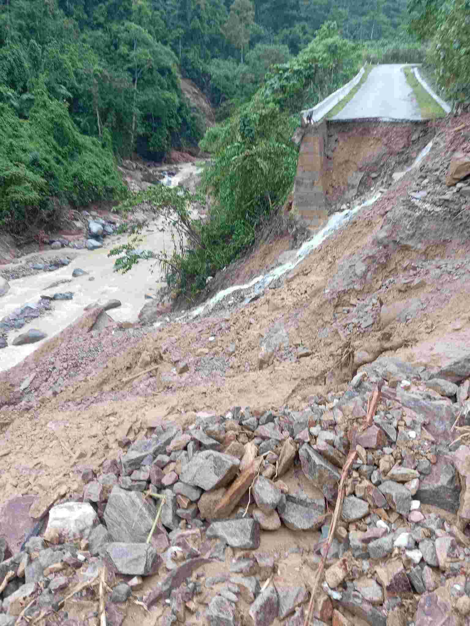 The flood caused serious landslides on National Highway 16 passing through Nhon Mai commune, Tuong Duong district (Nghe An). Photo: Ngoc Anh