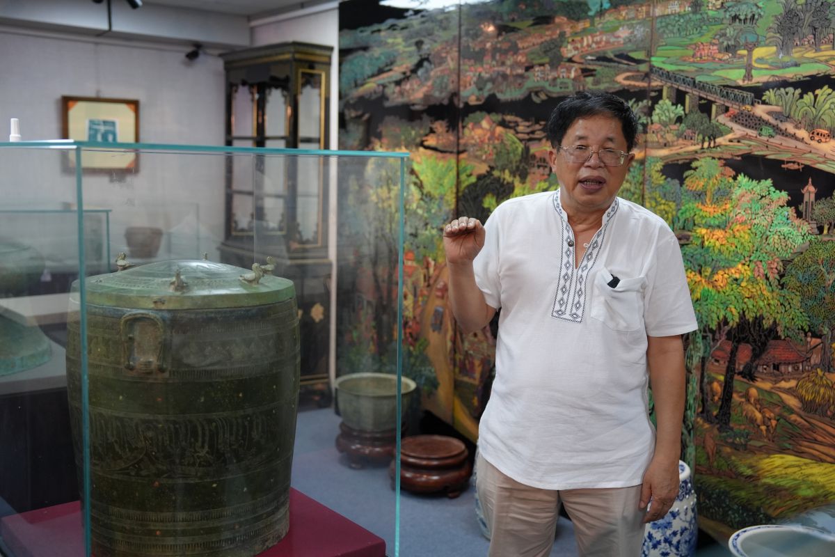 El empresario Nguyen Van Kinh presenta tesoros nacionales. Foto: Dinh Hiep