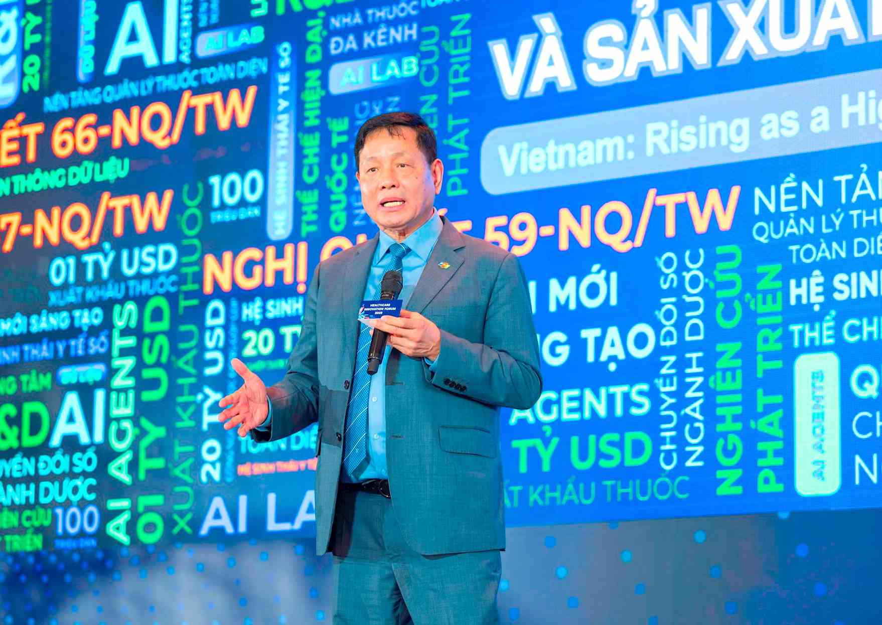 Mr. Truong Gia Binh - Head of the Private Economic Development Research Department, Chairman of the Board of Directors of FPT Corporation - spoke about digital transformation. Photo: Trang Thanh