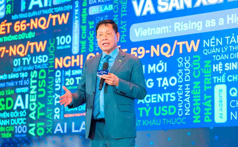 Mr. Truong Gia Binh - Head of the Private Economic Development Research Department, Chairman of the Board of Directors of FPT Corporation - spoke about digital transformation. Photo: Trang Thanh