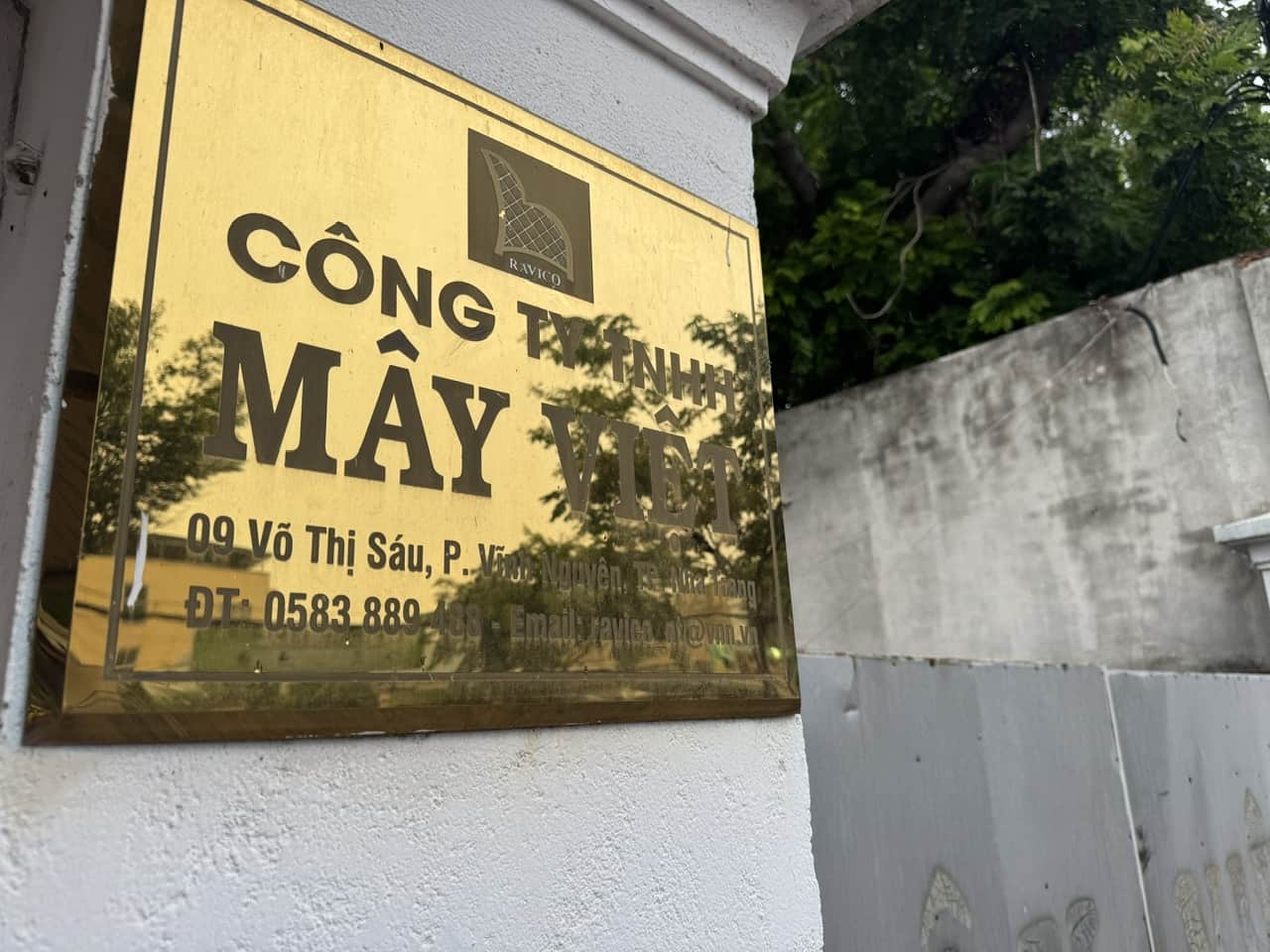 Khu dat nha nuoc giao VCCCI hien da co Cong ty TNHH May Viet mo tru so hoat dong. Anh: Huu Long 