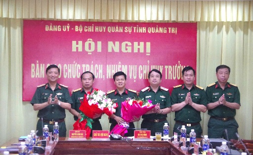 Colonel Nguyen Tai Tinh (2nd from left) in charge of the position of Commander of the Provincial Military Command and Colonel Nguyen Huu Dan received congratulatory flowers. Photo: Han Nguyen