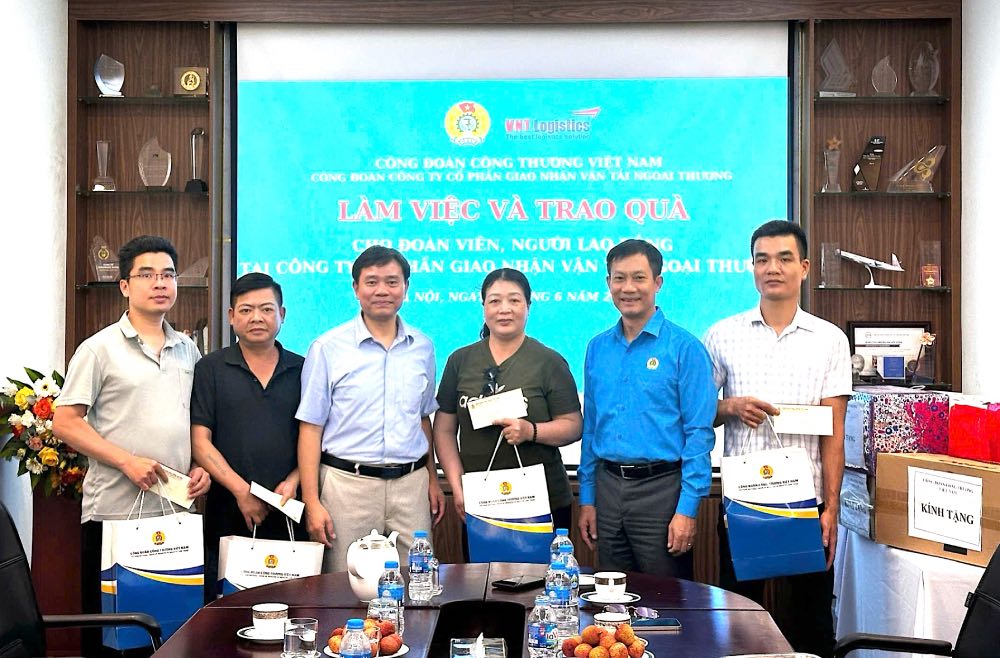 Mr. Le An Hai - Chairman of the Vietnam Trade Union of Industry and Trade (2nd from right) presented gifts to workers. Photo: Thuy Linh