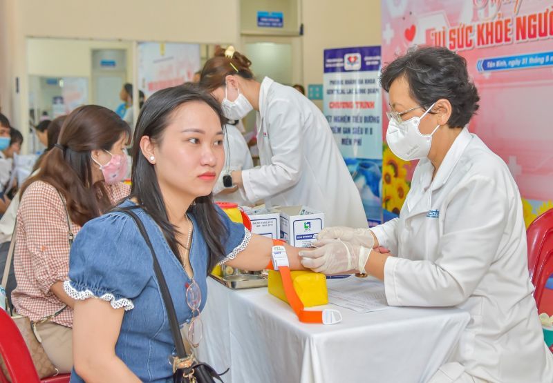 Se consultan a los miembros y empleados sindicales y tienen chequeos de salud gratuitos. Foto: Duc Long