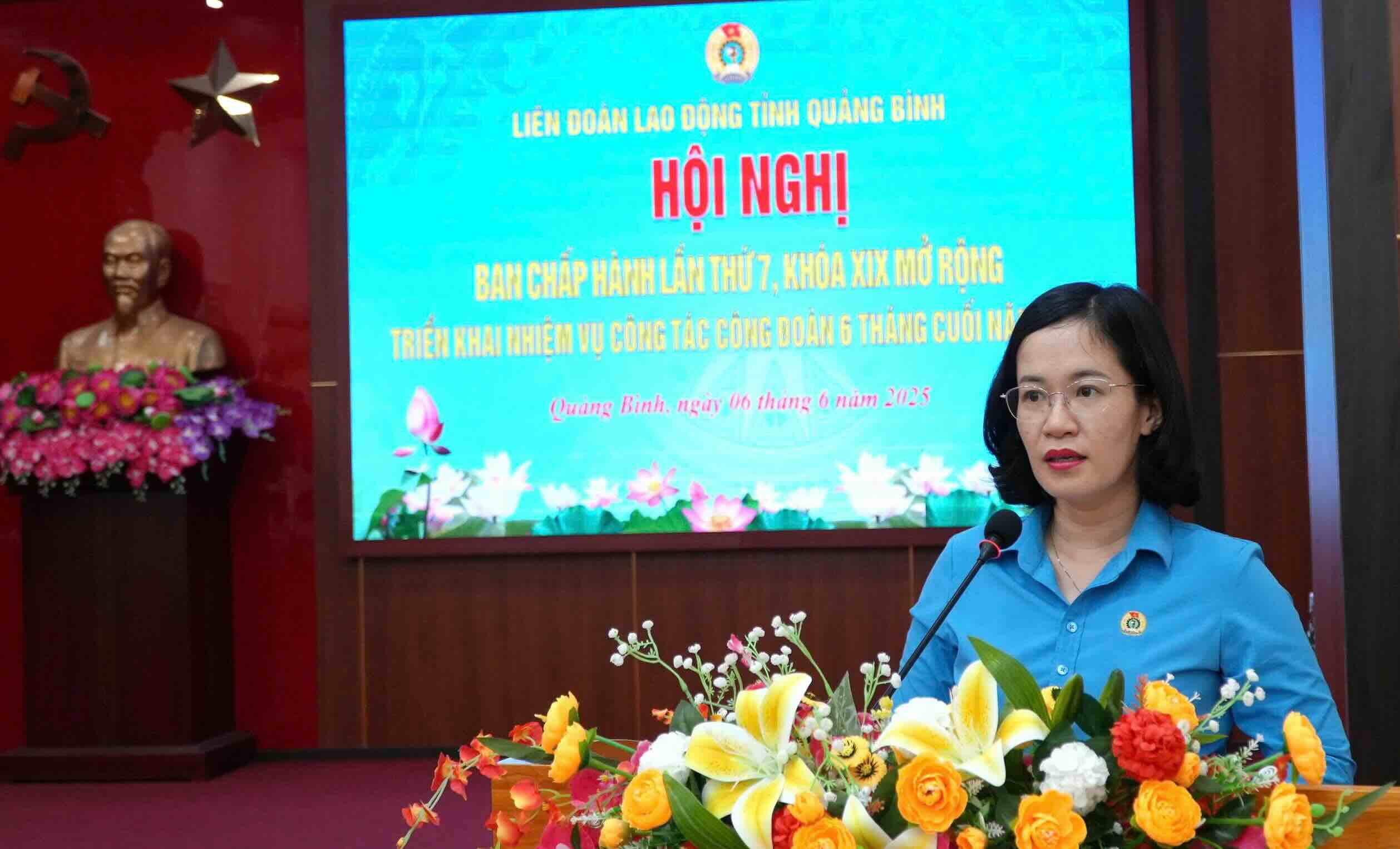 Chairwoman of the Quang Binh Labor Federation Dinh Thi Ngoc Lan said that in the first 6 months of the year, more than 5.7 billion was supported for union members and workers in the area. Photo: Xuan Giang