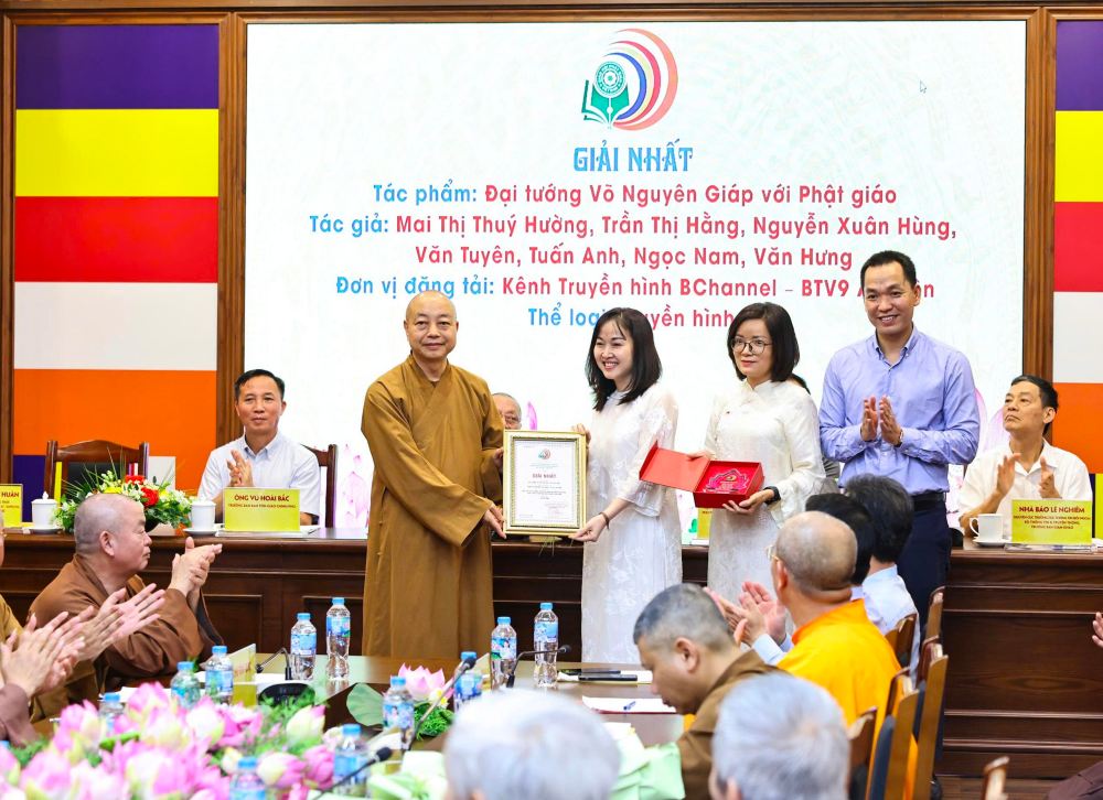 The work won the First Prize of the First National Buddhist Journalism Award. Photo: Organizing Committee