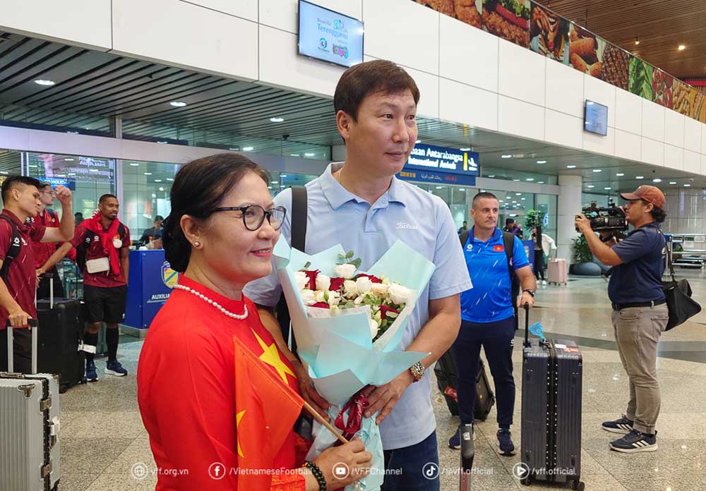 Doi tuyen Viet Nam nhan tinh cam dac biet tu nguoi ham mo o Malaysia. Anh: VFF