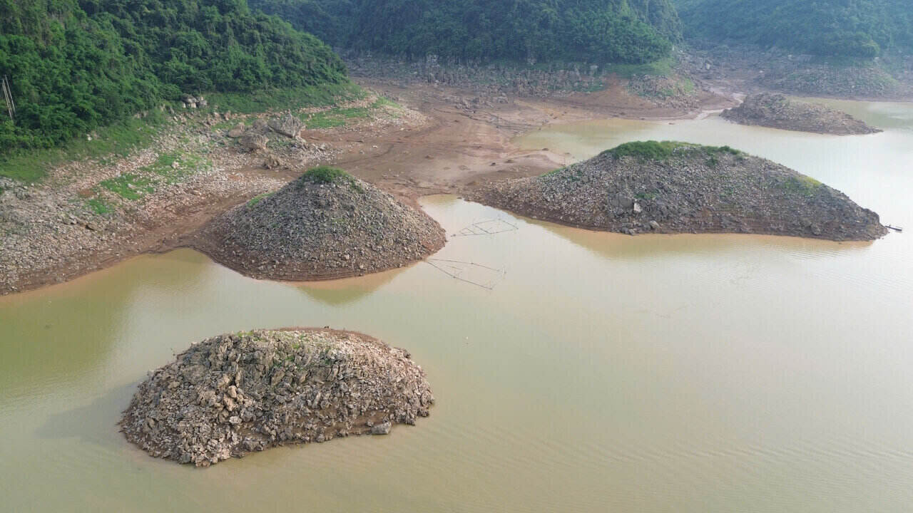 Bai da ngam troi len tao thanh cum dao da ky thu sau khi muc nuoc ho Hoa Binh rut sau. Anh: Dang Tinh