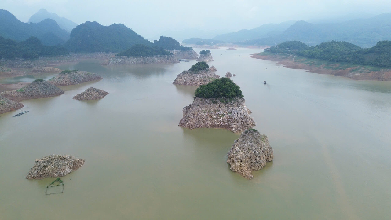The water level of Hoa Binh Lake recedes deeply, revealing a strange rock beach in the middle of the lake, creating an interesting landscape. Photo: Dang Tinh