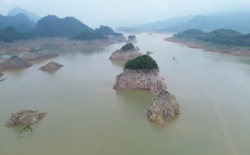 The water level of Hoa Binh Lake recedes deeply, revealing a strange rock beach in the middle of the lake, creating an interesting landscape. Photo: Dang Tinh