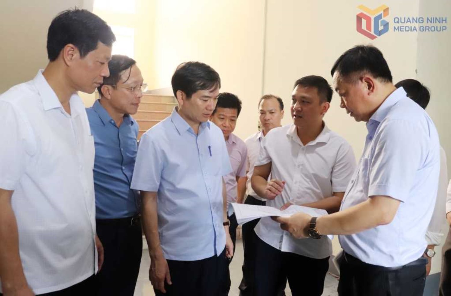 Mr. Vu Quyet Tien - Deputy Secretary of the Quang Ninh Provincial Party Committee - inspected the arrangement of the working headquarters in Yen Tu ward (Uong Bi city). Photo: Quang Ninh Provincial Media Center