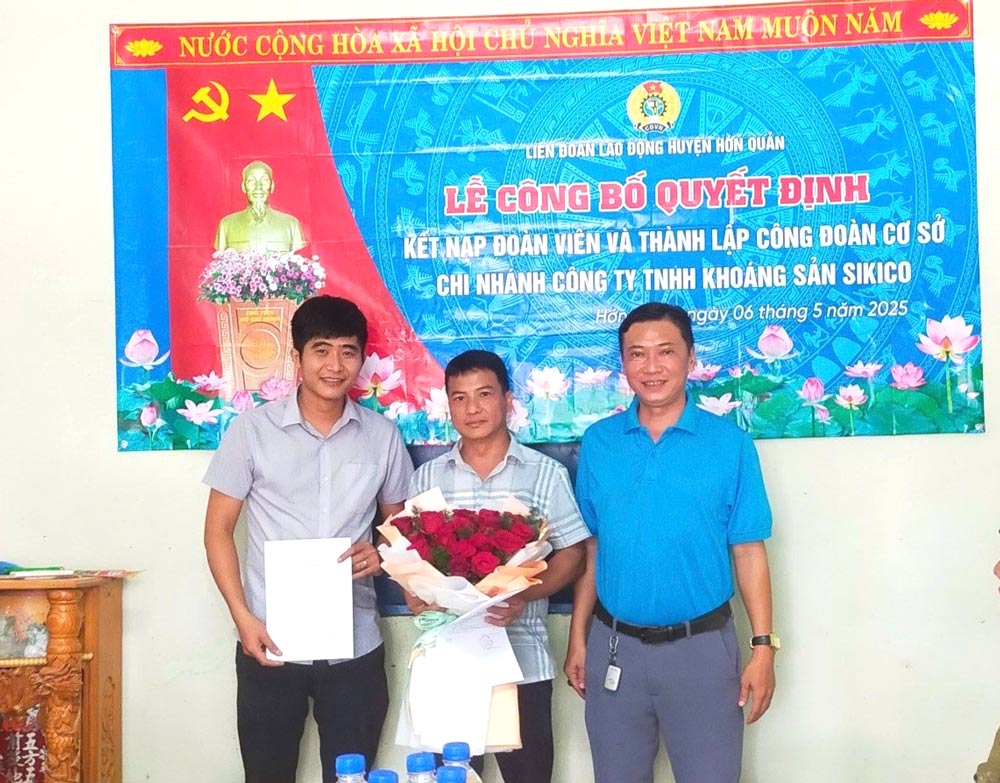 The Hon Quan District Labor Federation, Binh Phuoc Province established the Trade Union of Sikico Mineral Company Limited. Photo: Van Son