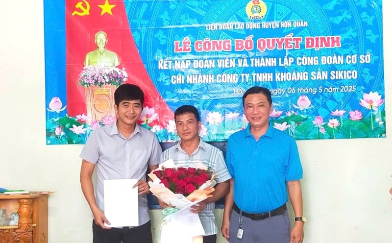The Hon Quan District Labor Federation, Binh Phuoc Province established the Trade Union of Sikico Mineral Company Limited. Photo: Van Son