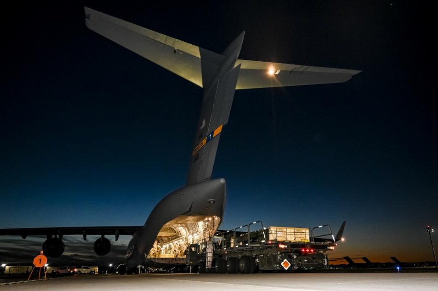 Las balas de ayuda para Ucrania estan flotando en el avion en la base de McGuire-Dix-Lakehurst, Nueva Jersey (EE. UU.) El 23 de agosto de 2022. Foto: Xinhua