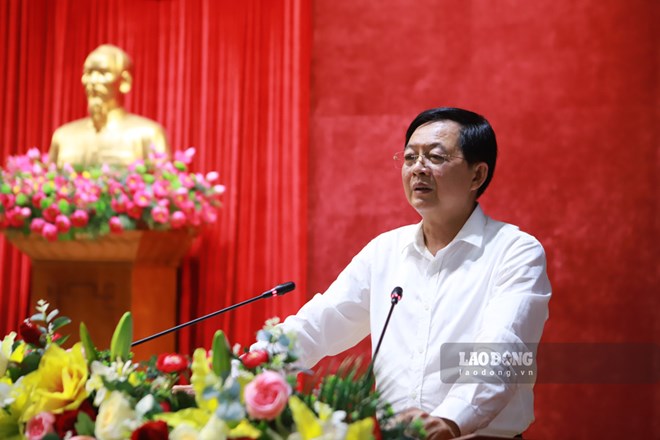 Binh Dinh Provincial Party Secretary Ho Quoc Dung assigned the task to key officials of the 58 new communes and wards. Photo: Hoai Phuong