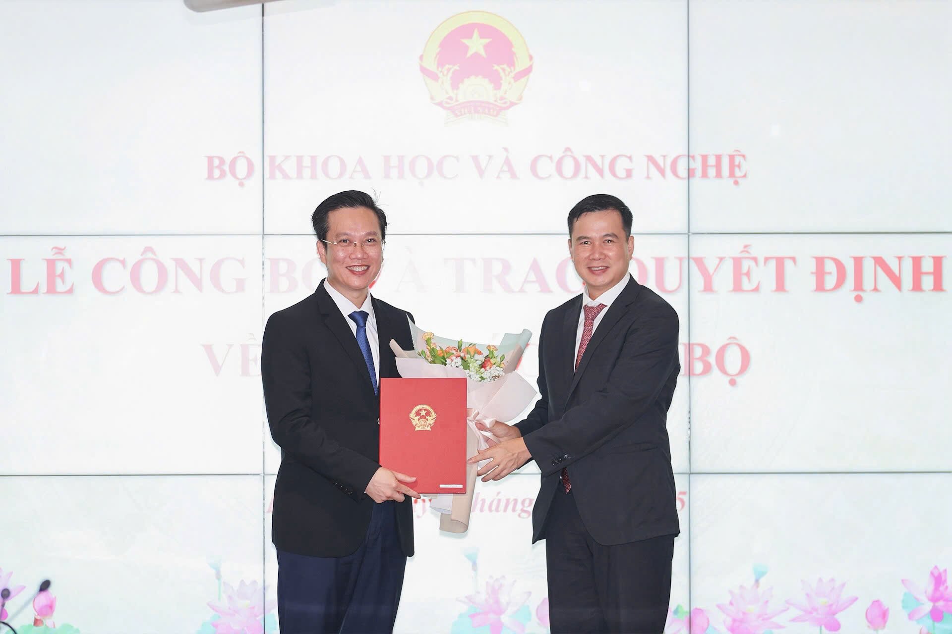 Thu truong Bui The Duy trao quyet dinh va tang hoa cho ong Ha Minh Hiep.