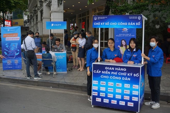 Individuals participating in electronic notary transactions must use a public digital signature provided by an organization providing public digital signature certification services in Vietnam. Photo: Phuong Anh