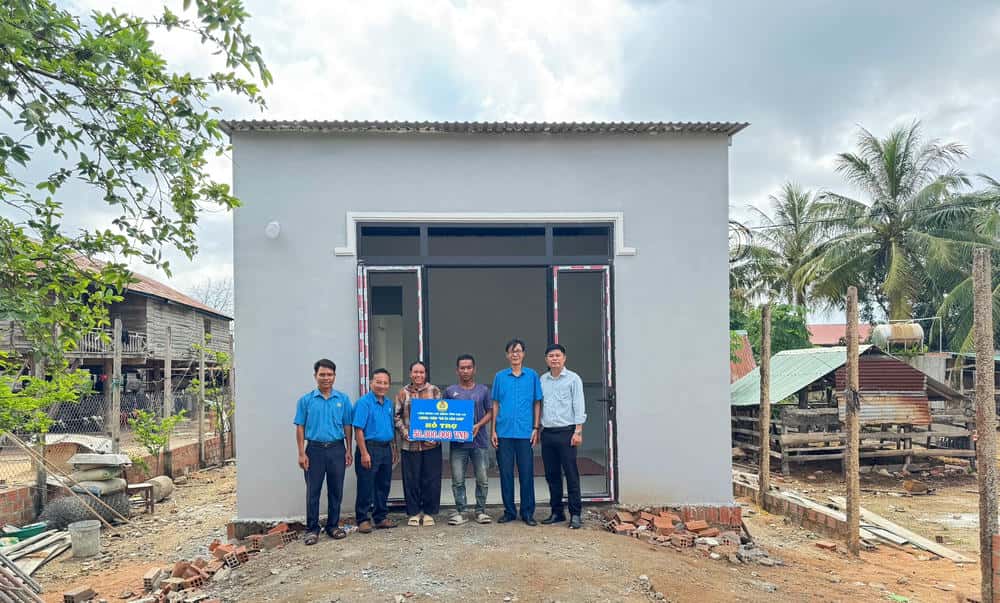 Handing over the "Union Shelter" to Ms. Siu H'Nhan's family. Photo: Thanh Tuan