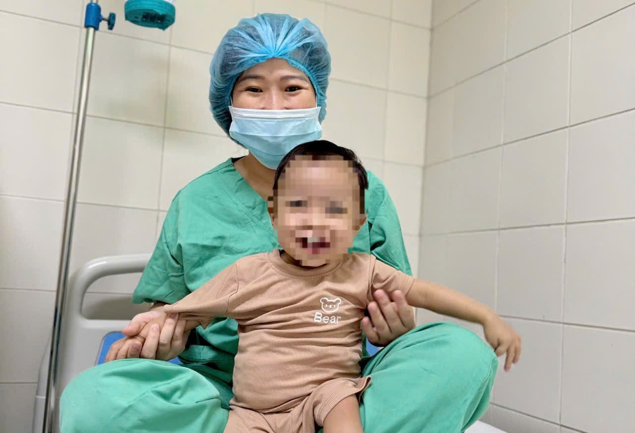 The child was healthy after receiving a liver transplant. Photo: Lan Huong