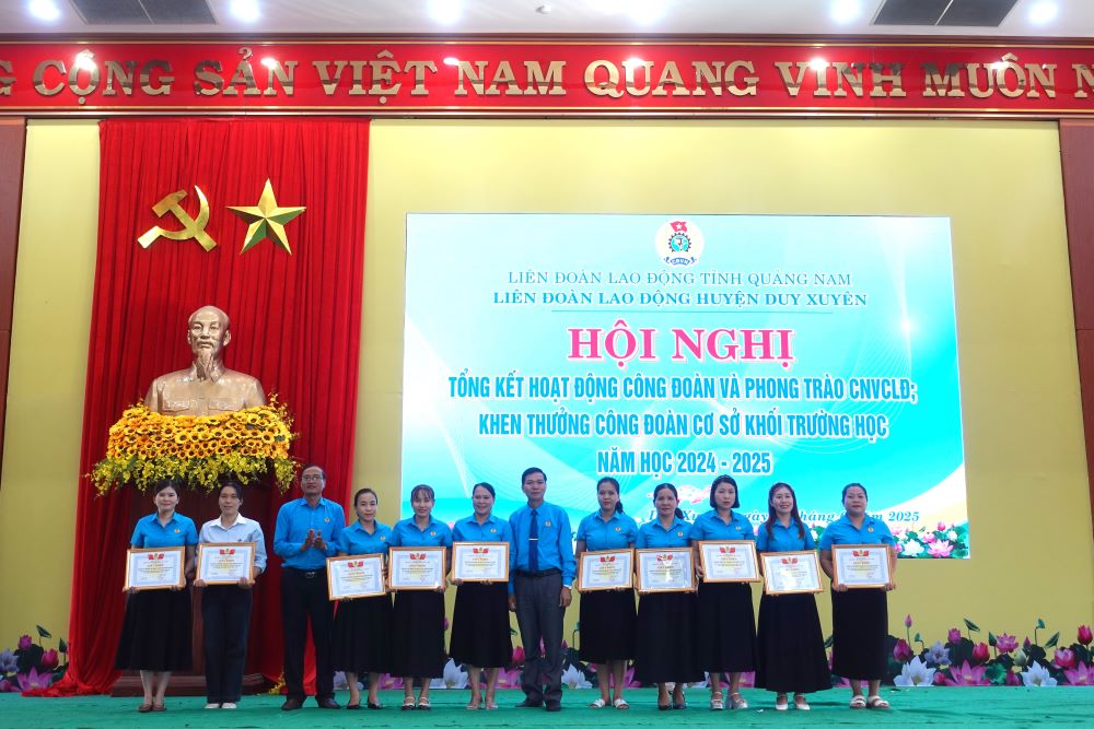 Khen thuong cho cac ca nhan, tap the. Anh: Tran Thi