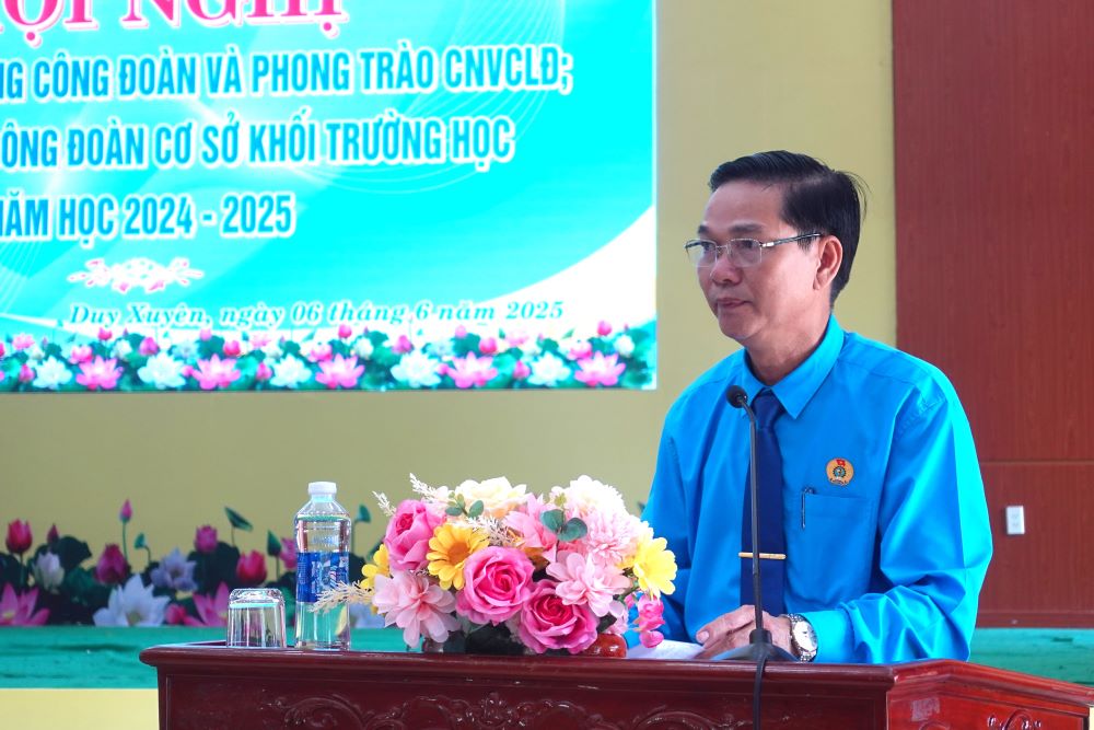Mr. Tran Phuoc Phuong - Chairman of Duy Xuyen District Labor Federation spoke at the conference summarizing union activities and the labor movement. Photo: Tran Thi