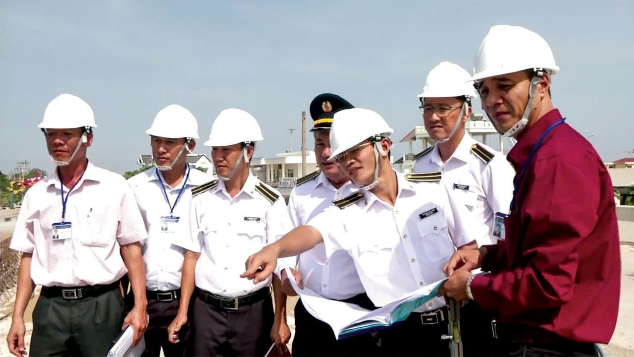 Các kiểm toán viên của KTNN khu vực V thực hiện kiểm toán. Ảnh: Báo Kiểm toán