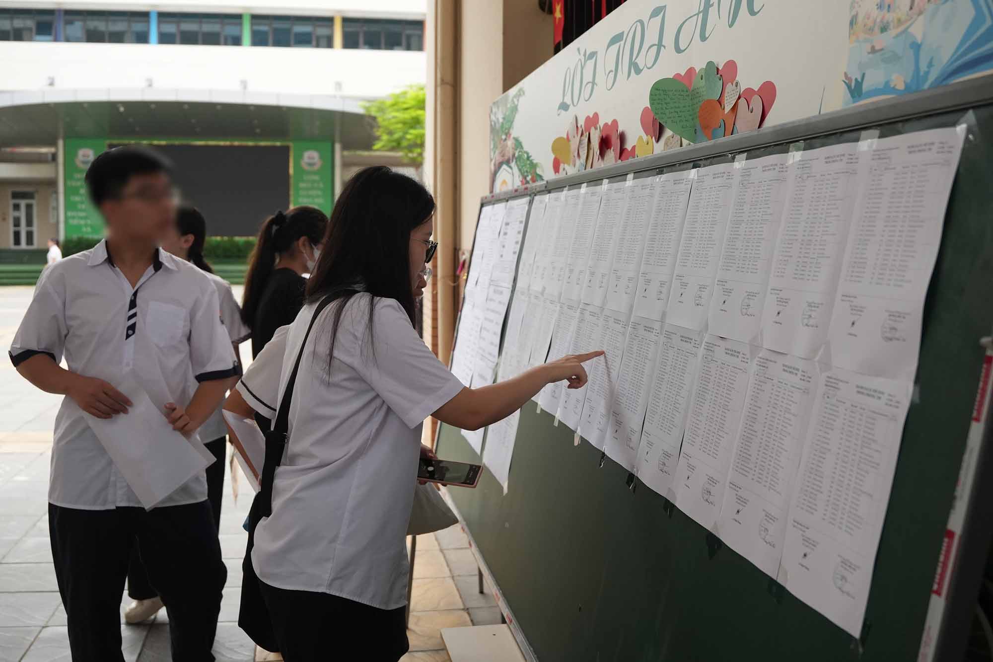 Candidates see the registration number and exam room at the My Dinh High School exam spot (Nam Tu Liem district, Hanoi), on the morning of June 6. Photo: Huu Chanh