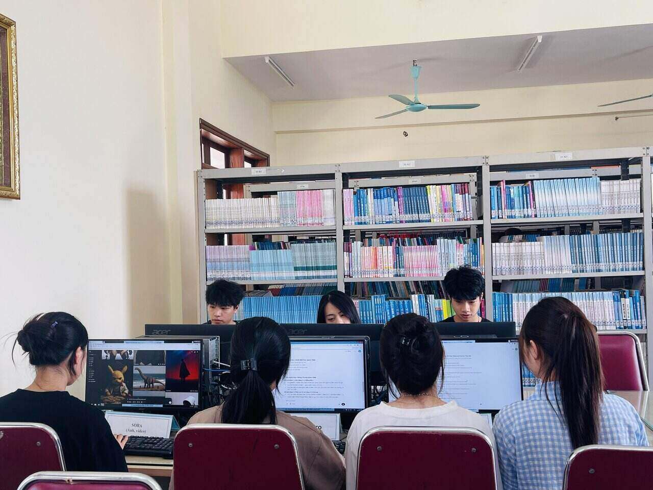 The library integrates 6 AI Pro tools to help Hai Duong students learn to be creative. Photo: Mai Huong