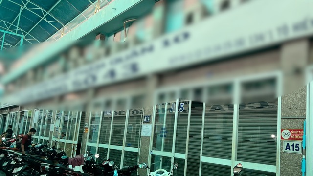 Nhieu cua hang kinh doanh dong cua im lim. Anh: Nguyen Ly