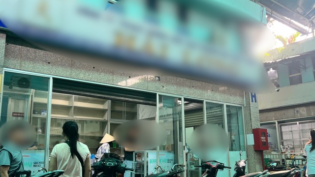 Nhung cua hang con hoat dong, ben trong quay thuoc trung bay rat it hang. Anh: Nguyen Ly