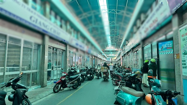 Many stores have closed or are not displaying products for sale. Image recorded on June 6, 2025. Photo: Nguyen Ly