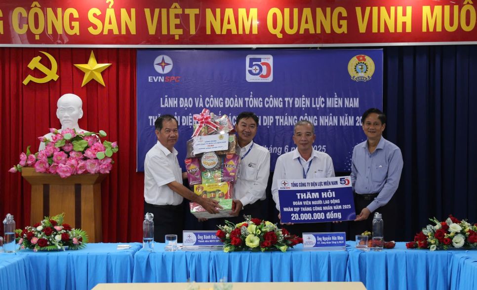Lanh dao EVNSPC tang qua cho nguoi lao dong tai Dien luc Ke Sach. Anh: PCST