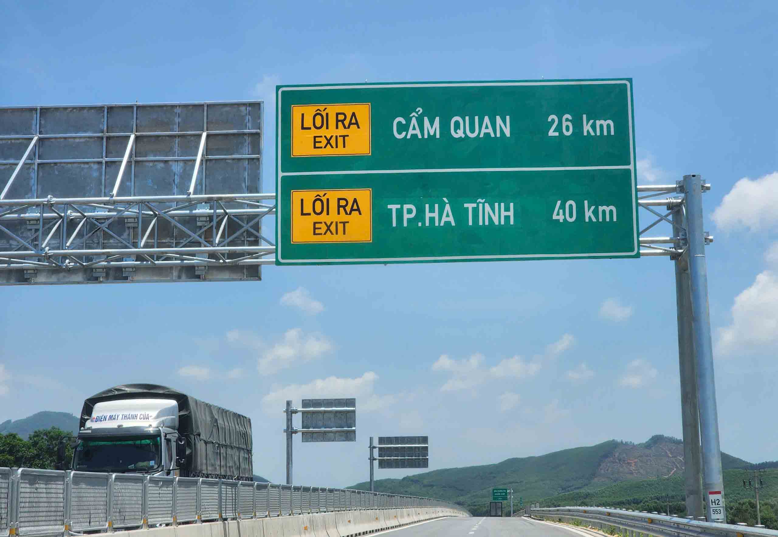 Biển chỉ dẫn trên cao tốc đoạn qua xã Kỳ Trung đã được sửa đúng. Ảnh: Quang Tuấn.