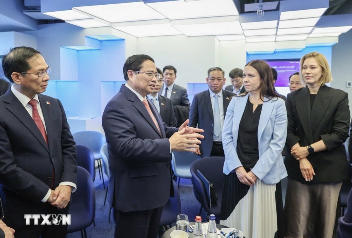 Politburo member and Prime Minister Pham Minh Chinh visited the e- Estonia Center. Photo: VNA