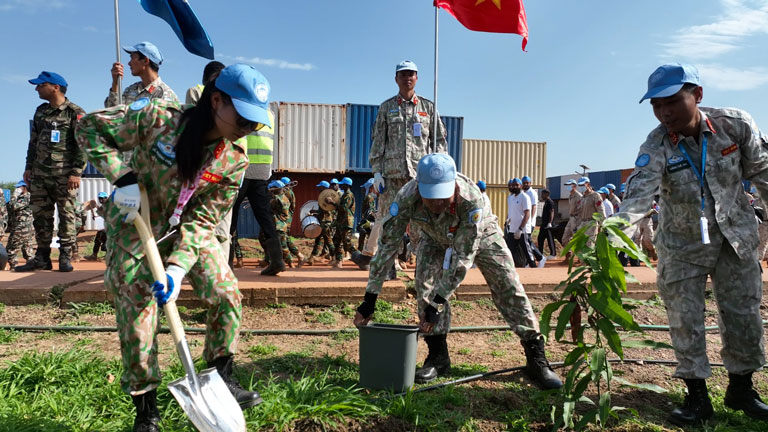 Các chiến sĩ trong đội Công binh số 3 của Việt Nam đang trồng cây trong chuỗi hoạt động vì môi trường tại Phái bộ UNISFA. Ảnh: Cục Gìn giữ hòa bình