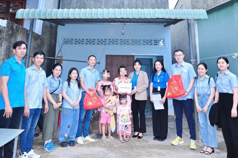 The grassroots union presented support to the family of union member L.T.H. Photo: Provided by the Trade Union